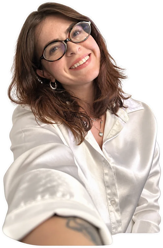 Letícia sorrindo, de óculos, numa selfie