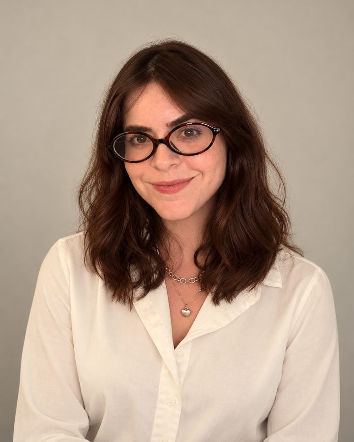 Letícia Neves Pirolo, de óculos e camisa clara, sorrindo